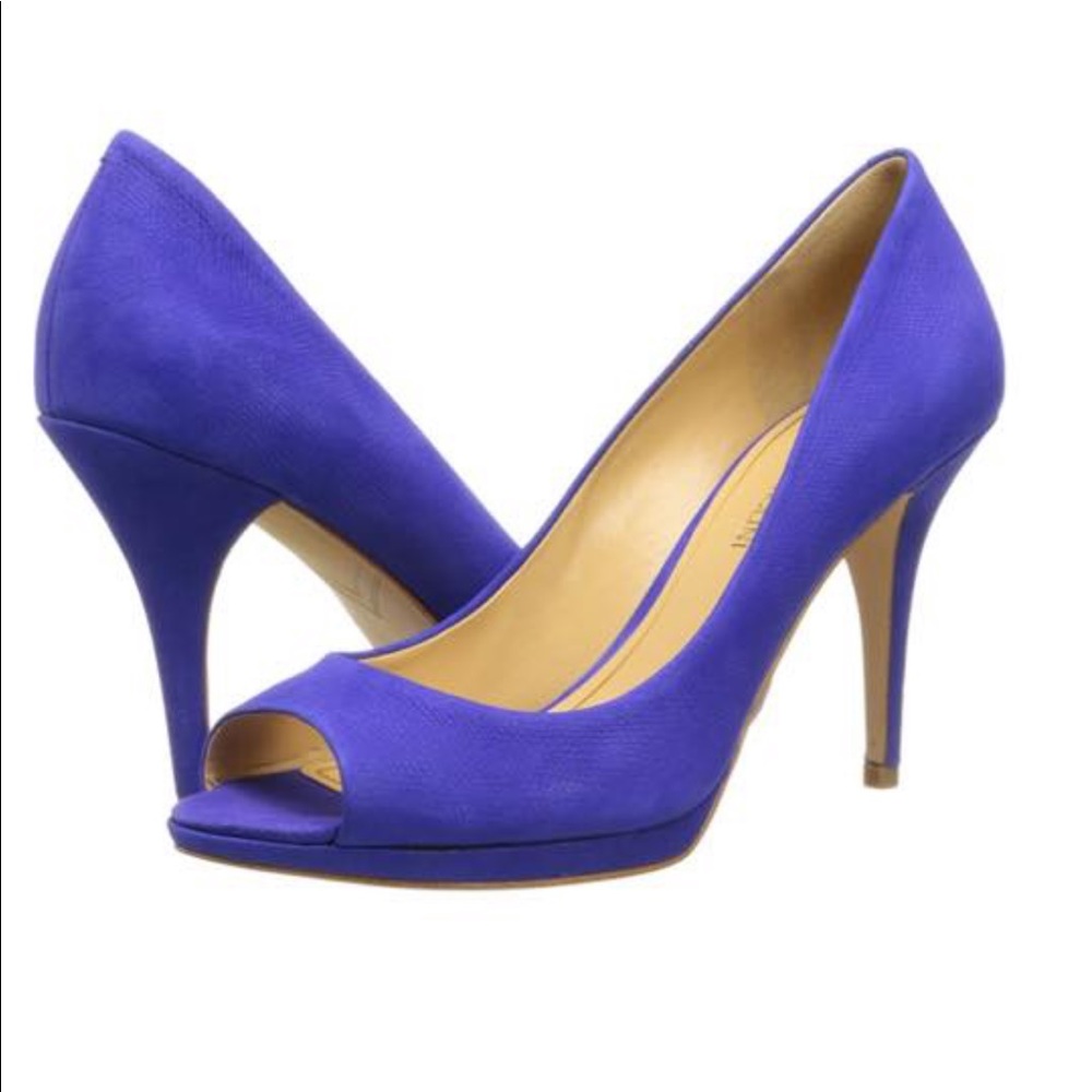 Blue pumps